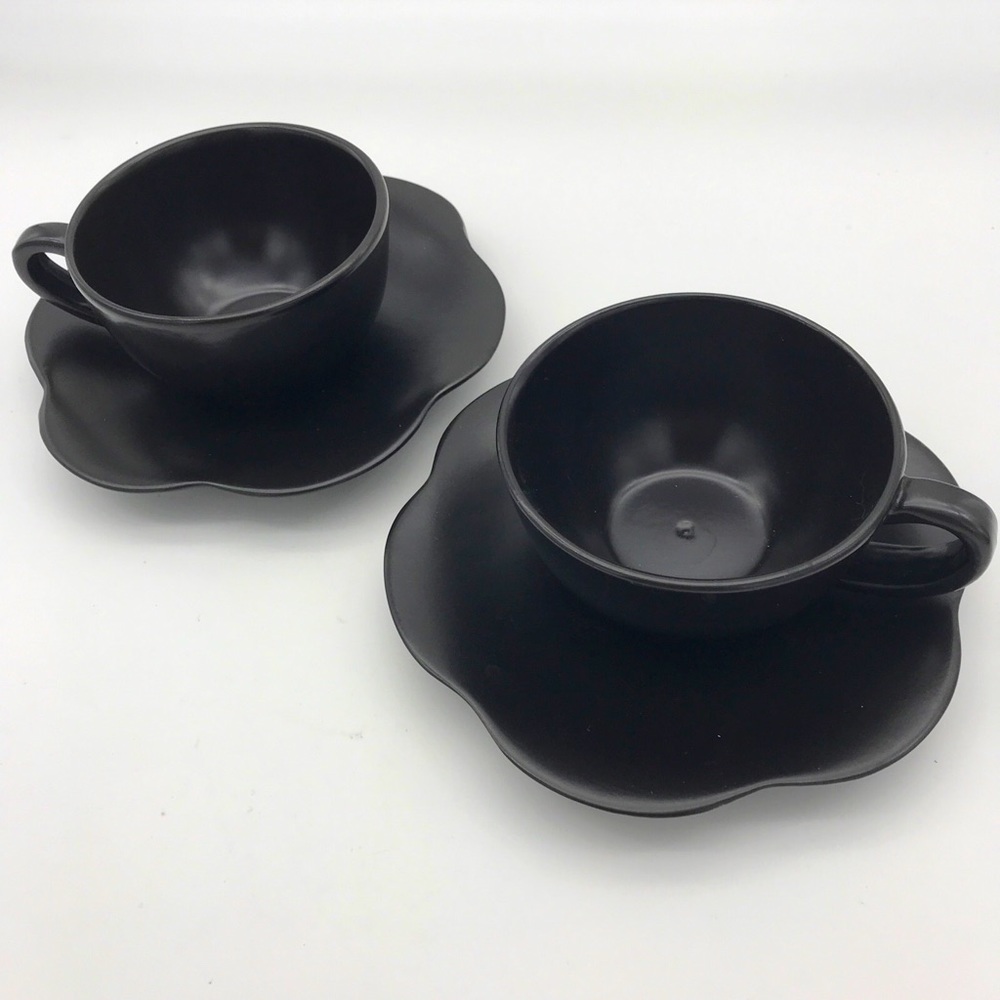 Maryse Boxer set of 2 cup& scalloped edges saucers.